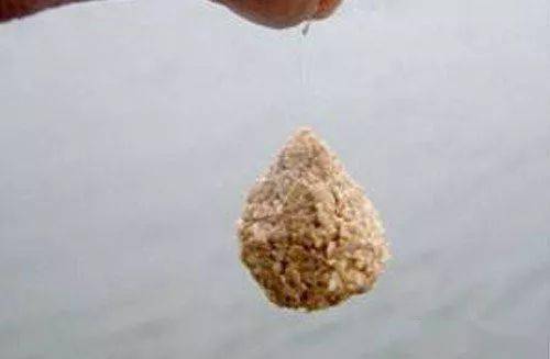 钓鱼饵料粘度全解析，从软糯到硬实，教你钓获翻倍