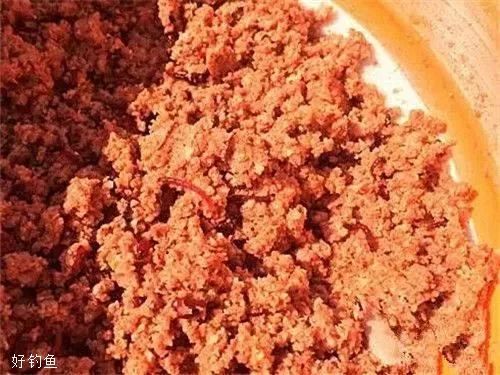 钓鱼饵料很红是怎么弄的