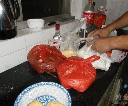 钓鱼高手必学，自制饵料小药与野外伙食全攻略