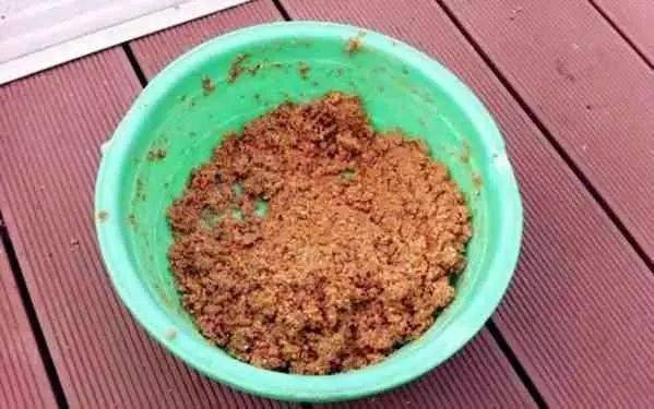 葡萄鸡蛋钓鱼饵料秘方，自制诱饵的绝佳选择