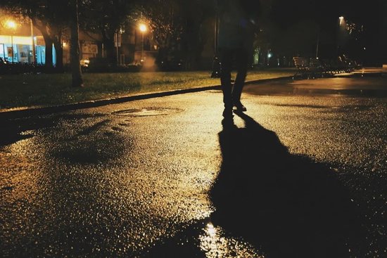 “躺赚百万”的诱惑，“职业背债人”如何成为金融黑灰产的一环？