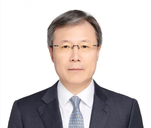 中信证券董事长张佑君延期退休派驻境外，10年累计薪酬4196万，去年薪酬腰斩至230万，任期内公司市占率提升