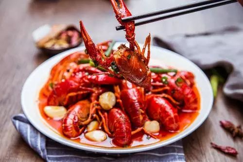 巧用钓鱼饵料钓小龙虾，这些饵料你用对了吗？
