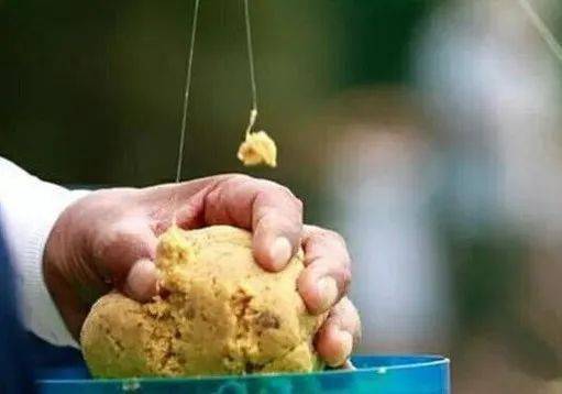 钓鱼饵料打窝勺使用方法图解